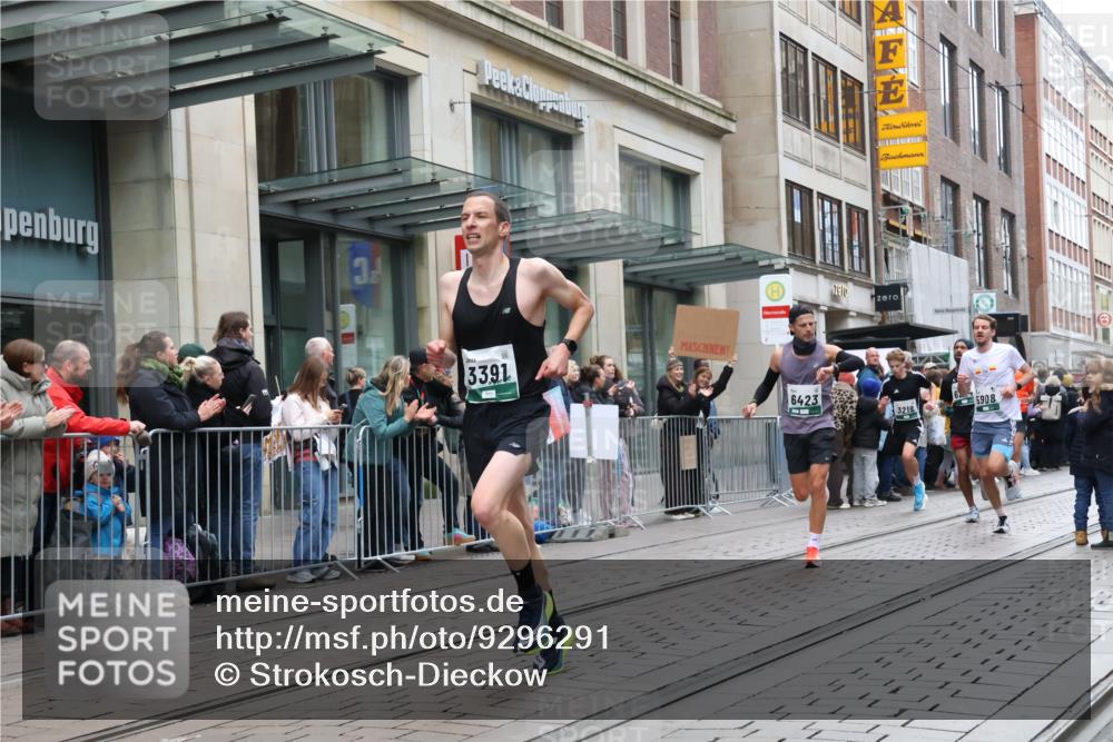 05.10.2025 - 20. swb-Marathon Bremen Strokosch-Dieckow http://msf.ph/oto/9296291 05.10.2025 12:59:03 Ziel 133, 623, 945, 2130, 2385, 2967, 3219, 3391, 4158, 4369, 4631, 5908, 6224, 6423, 6912, 7834, 9095, 133, 623, 945, 2130, 2385, 2967, 3219, 3391, 4158, 4369, 4631, 5908, 6224, 6423, 6912, 7834, 9095 meine-sportfotos.de
