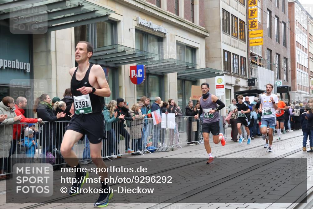 05.10.2025 - 20. swb-Marathon Bremen Strokosch-Dieckow http://msf.ph/oto/9296292 05.10.2025 12:59:03 Ziel 133, 623, 945, 2130, 2385, 2967, 3219, 3391, 4158, 4369, 4631, 5908, 6224, 6423, 6912, 7834, 9095, 133, 623, 945, 2130, 2385, 2967, 3219, 3391, 4158, 4369, 4631, 5908, 6224, 6423, 6912, 7834, 9095 meine-sportfotos.de