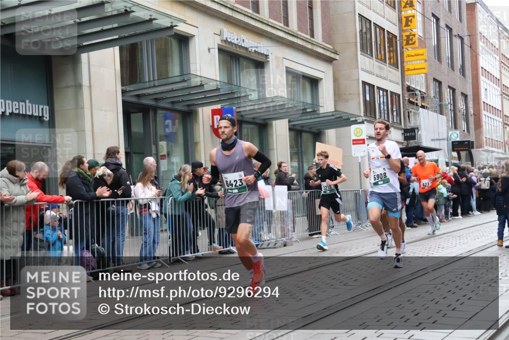 05.10.2025 - 20. swb-Marathon Bremen Strokosch-Dieckow http://msf.ph/oto/9296294 05.10.2025 12:59:04 Ziel 133, 623, 945, 2130, 2385, 2967, 3219, 3391, 4158, 4369, 4631, 5908, 6224, 6385, 6423, 6912, 7834, 9095, 133, 623, 945, 2130, 2385, 2967, 3219, 3391, 4158, 4369, 4631, 5908, 6224, 6385, 6423, 6912, 7834, 9095 meine-sportfotos.de