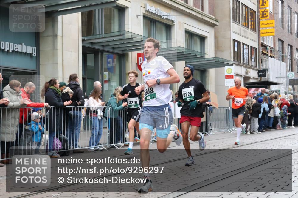 05.10.2025 - 20. swb-Marathon Bremen Strokosch-Dieckow http://msf.ph/oto/9296297 05.10.2025 12:59:05 Ziel 133, 623, 945, 2130, 2967, 3219, 3391, 4158, 4369, 4631, 5908, 6224, 6385, 6423, 6912, 7834, 9095, 133, 623, 945, 2130, 2967, 3219, 3391, 4158, 4369, 4631, 5908, 6224, 6385, 6423, 6912, 7834, 9095 meine-sportfotos.de