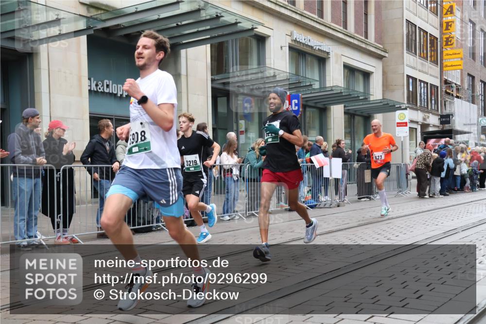 05.10.2025 - 20. swb-Marathon Bremen Strokosch-Dieckow http://msf.ph/oto/9296299 05.10.2025 12:59:06 Ziel 133, 623, 945, 2130, 2967, 3219, 3391, 4158, 4369, 4631, 5908, 6224, 6385, 6423, 6912, 7834, 9095, 133, 623, 945, 2130, 2967, 3219, 3391, 4158, 4369, 4631, 5908, 6224, 6385, 6423, 6912, 7834, 9095 meine-sportfotos.de