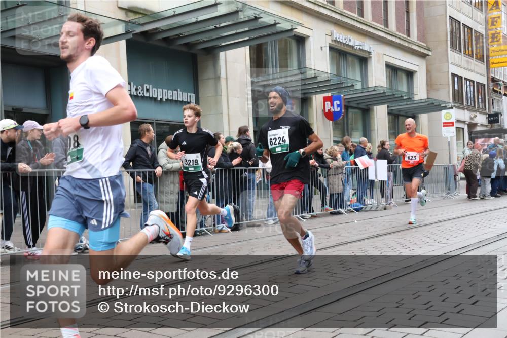 05.10.2025 - 20. swb-Marathon Bremen Strokosch-Dieckow http://msf.ph/oto/9296300 05.10.2025 12:59:06 Ziel 133, 623, 945, 2130, 2967, 3219, 3391, 4158, 4369, 4631, 5908, 6224, 6385, 6423, 6912, 7834, 9095, 133, 623, 945, 2130, 2967, 3219, 3391, 4158, 4369, 4631, 5908, 6224, 6385, 6423, 6912, 7834, 9095 meine-sportfotos.de
