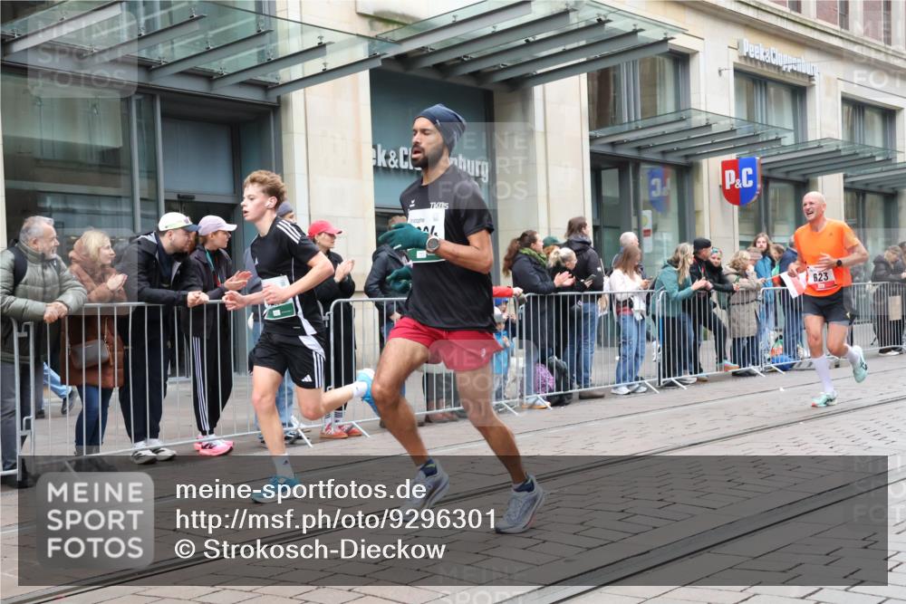 05.10.2025 - 20. swb-Marathon Bremen Strokosch-Dieckow http://msf.ph/oto/9296301 05.10.2025 12:59:06 Ziel 133, 623, 945, 2130, 2967, 3219, 3391, 4158, 4369, 4631, 5908, 6224, 6385, 6423, 6912, 7834, 9095, 133, 623, 945, 2130, 2967, 3219, 3391, 4158, 4369, 4631, 5908, 6224, 6385, 6423, 6912, 7834, 9095 meine-sportfotos.de