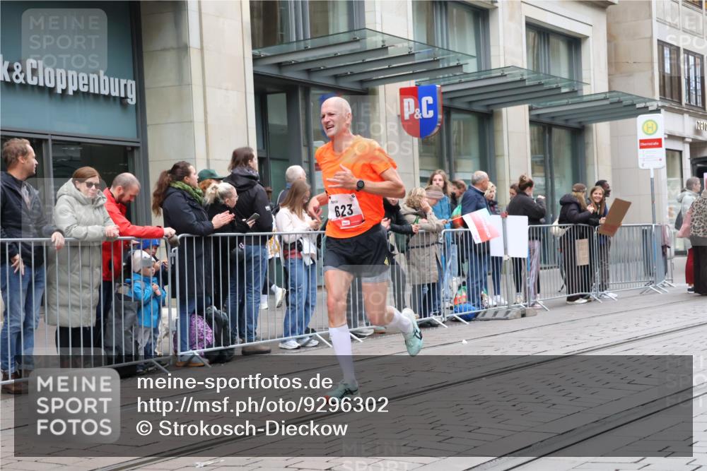 05.10.2025 - 20. swb-Marathon Bremen Strokosch-Dieckow http://msf.ph/oto/9296302 05.10.2025 12:59:07 Ziel 133, 623, 945, 2130, 2967, 3219, 3391, 4158, 4369, 4631, 5908, 6224, 6385, 6423, 6912, 7834, 9095, 133, 623, 945, 2130, 2967, 3219, 3391, 4158, 4369, 4631, 5908, 6224, 6385, 6423, 6912, 7834, 9095 meine-sportfotos.de