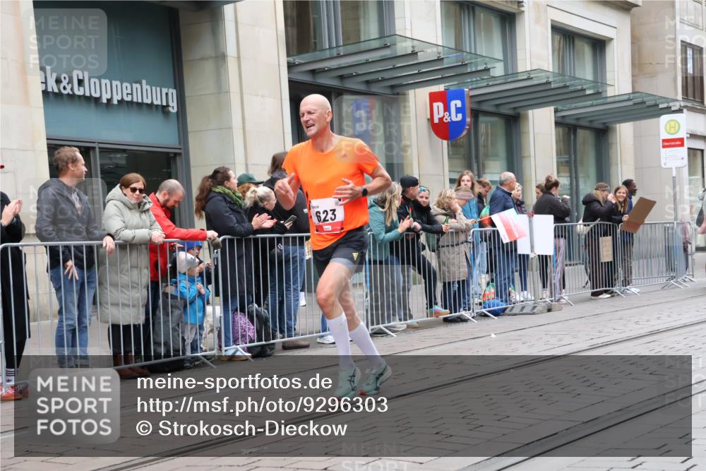 05.10.2025 - 20. swb-Marathon Bremen Strokosch-Dieckow http://msf.ph/oto/9296303 05.10.2025 12:59:07 Ziel 133, 623, 945, 2130, 2967, 3219, 3391, 4158, 4369, 4631, 5908, 6224, 6385, 6423, 6912, 7834, 9095, 133, 623, 945, 2130, 2967, 3219, 3391, 4158, 4369, 4631, 5908, 6224, 6385, 6423, 6912, 7834, 9095 meine-sportfotos.de