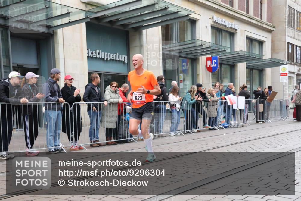 05.10.2025 - 20. swb-Marathon Bremen Strokosch-Dieckow http://msf.ph/oto/9296304 05.10.2025 12:59:07 Ziel 133, 623, 945, 2130, 2967, 3219, 3391, 4158, 4369, 4631, 5908, 6224, 6385, 6423, 6912, 7834, 9095, 133, 623, 945, 2130, 2967, 3219, 3391, 4158, 4369, 4631, 5908, 6224, 6385, 6423, 6912, 7834, 9095 meine-sportfotos.de