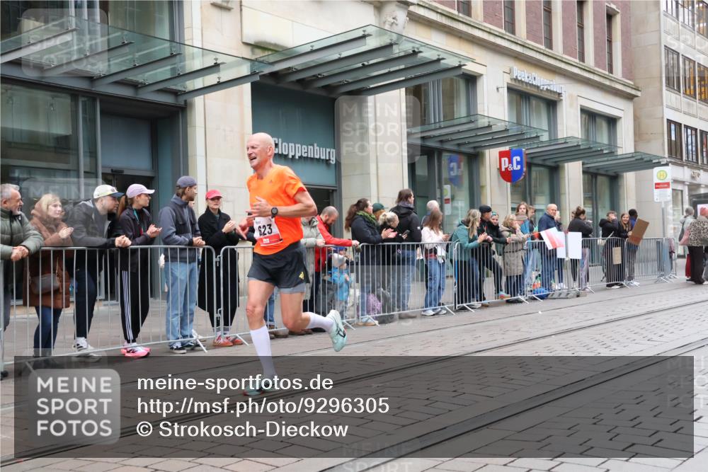05.10.2025 - 20. swb-Marathon Bremen Strokosch-Dieckow http://msf.ph/oto/9296305 05.10.2025 12:59:08 Ziel 133, 623, 945, 2967, 3219, 3391, 4369, 4631, 5908, 6224, 6385, 6423, 6912, 7834, 9095, 133, 623, 945, 2967, 3219, 3391, 4369, 4631, 5908, 6224, 6385, 6423, 6912, 7834, 9095 meine-sportfotos.de