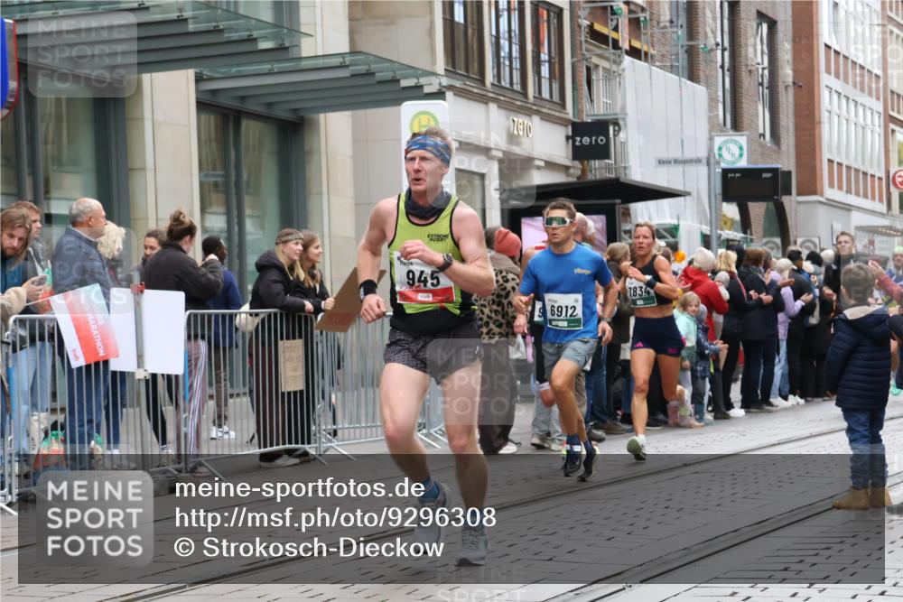 05.10.2025 - 20. swb-Marathon Bremen Strokosch-Dieckow http://msf.ph/oto/9296308 05.10.2025 12:59:12 Ziel 133, 623, 945, 2967, 4369, 4631, 6385, 6912, 7834, 9095, 133, 623, 945, 2967, 4369, 4631, 6385, 6912, 7834, 9095 meine-sportfotos.de