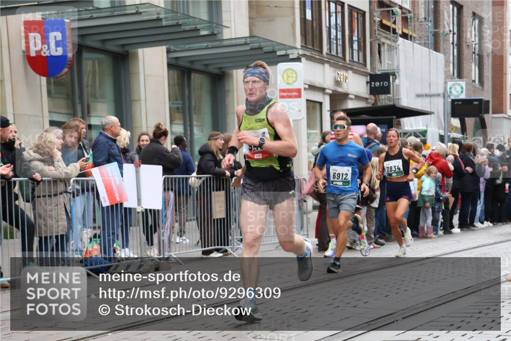 05.10.2025 - 20. swb-Marathon Bremen Strokosch-Dieckow http://msf.ph/oto/9296309 05.10.2025 12:59:13 Ziel 133, 945, 2967, 4369, 4631, 6385, 6912, 7834, 9095, 133, 945, 2967, 4369, 4631, 6385, 6912, 7834, 9095 meine-sportfotos.de