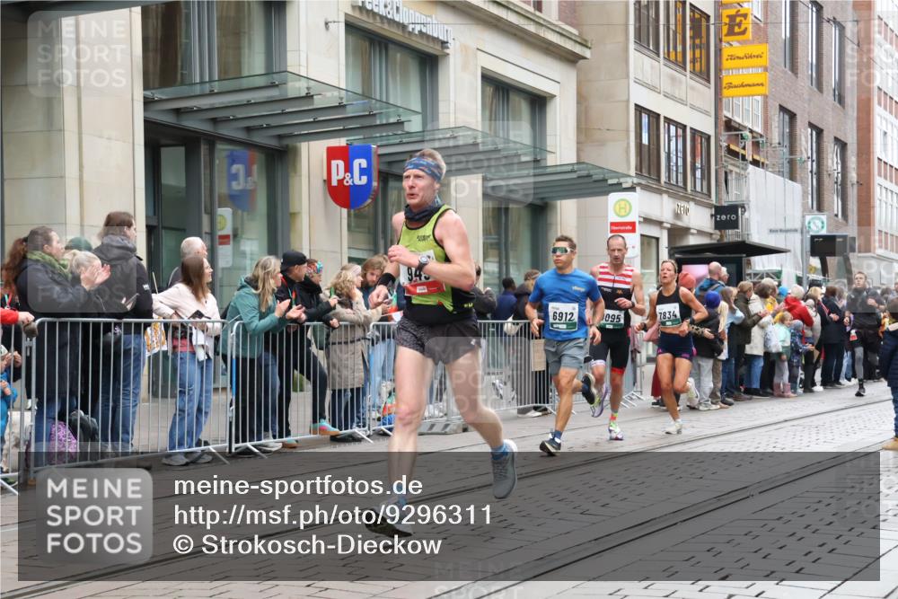 05.10.2025 - 20. swb-Marathon Bremen Strokosch-Dieckow http://msf.ph/oto/9296311 05.10.2025 12:59:13 Ziel 133, 945, 2967, 4369, 4631, 6385, 6912, 7834, 9095, 133, 945, 2967, 4369, 4631, 6385, 6912, 7834, 9095 meine-sportfotos.de