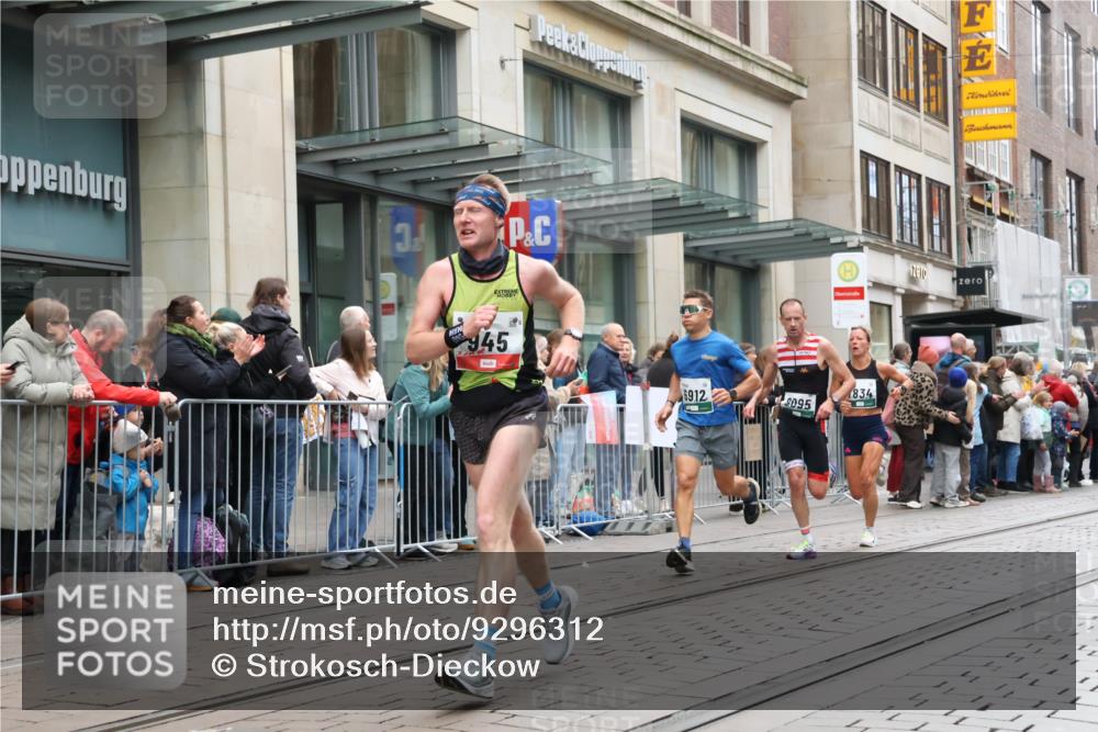05.10.2025 - 20. swb-Marathon Bremen Strokosch-Dieckow http://msf.ph/oto/9296312 05.10.2025 12:59:14 Ziel 133, 945, 2967, 4369, 4631, 6385, 6912, 7834, 9095, 133, 945, 2967, 4369, 4631, 6385, 6912, 7834, 9095 meine-sportfotos.de