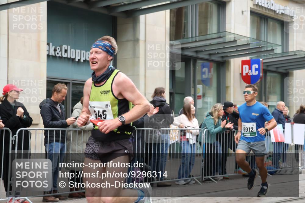 05.10.2025 - 20. swb-Marathon Bremen Strokosch-Dieckow http://msf.ph/oto/9296314 05.10.2025 12:59:14 Ziel 133, 945, 2967, 4369, 4631, 6385, 6912, 7834, 9095, 133, 945, 2967, 4369, 4631, 6385, 6912, 7834, 9095 meine-sportfotos.de