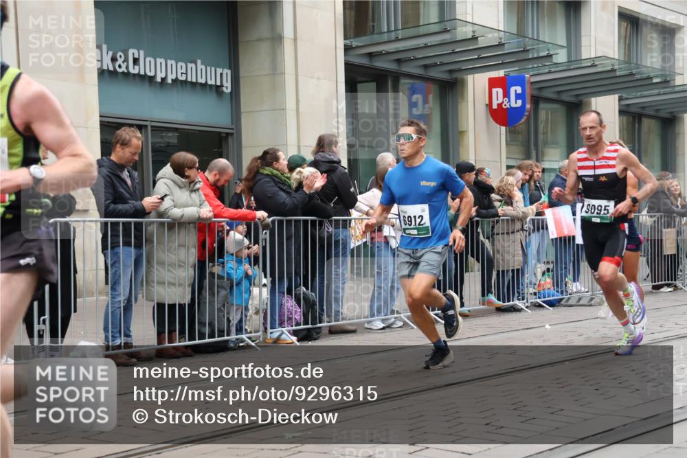 05.10.2025 - 20. swb-Marathon Bremen Strokosch-Dieckow http://msf.ph/oto/9296315 05.10.2025 12:59:14 Ziel 133, 945, 2967, 4369, 4631, 6385, 6912, 7834, 9095, 133, 945, 2967, 4369, 4631, 6385, 6912, 7834, 9095 meine-sportfotos.de