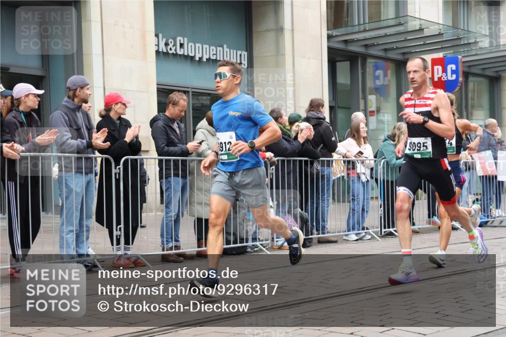05.10.2025 - 20. swb-Marathon Bremen Strokosch-Dieckow http://msf.ph/oto/9296317 05.10.2025 12:59:15 Ziel 133, 945, 2967, 4369, 4631, 6385, 6912, 7834, 9095, 133, 945, 2967, 4369, 4631, 6385, 6912, 7834, 9095 meine-sportfotos.de