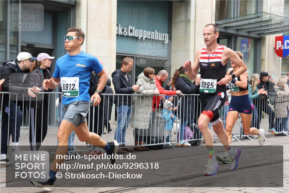 05.10.2025 - 20. swb-Marathon Bremen Strokosch-Dieckow http://msf.ph/oto/9296318 05.10.2025 12:59:15 Ziel 133, 945, 2967, 4369, 4631, 6385, 6912, 7834, 9095, 133, 945, 2967, 4369, 4631, 6385, 6912, 7834, 9095 meine-sportfotos.de