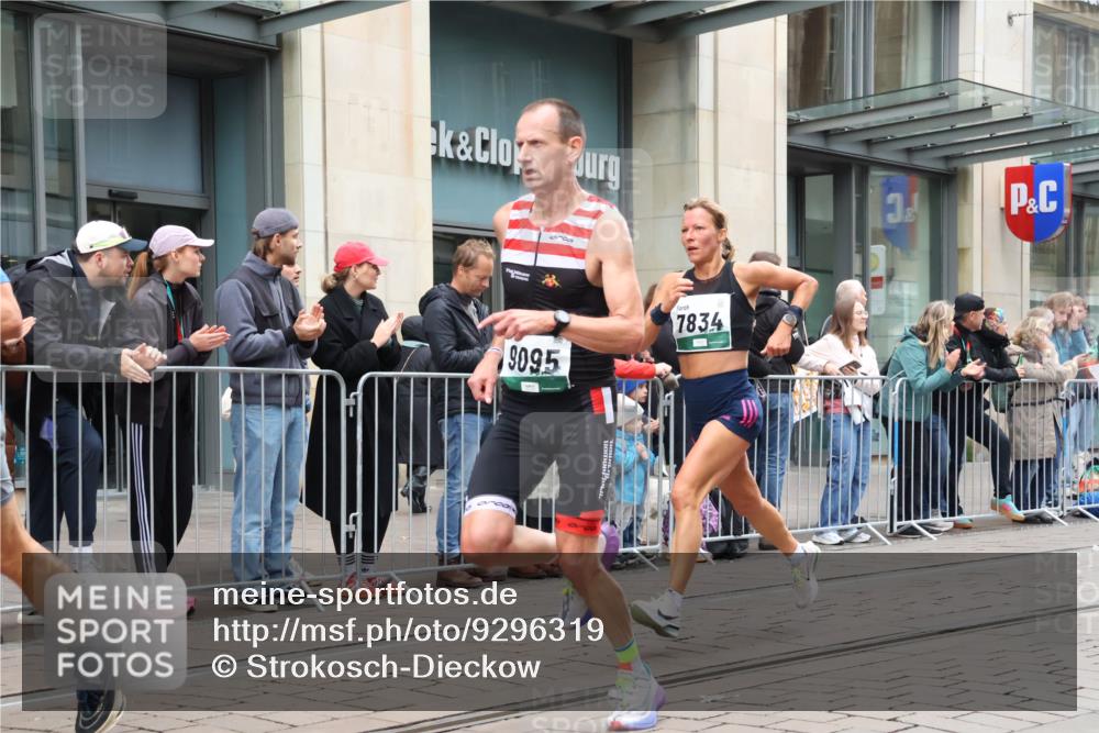05.10.2025 - 20. swb-Marathon Bremen Strokosch-Dieckow http://msf.ph/oto/9296319 05.10.2025 12:59:15 Ziel 133, 945, 2967, 4369, 4631, 6385, 6912, 7834, 9095, 133, 945, 2967, 4369, 4631, 6385, 6912, 7834, 9095 meine-sportfotos.de