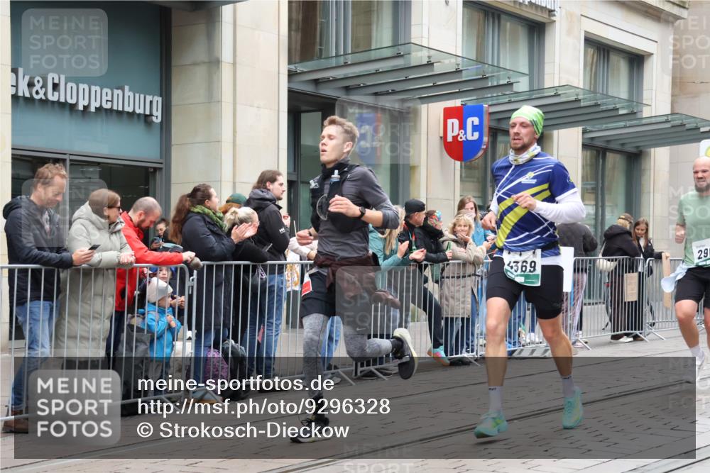 05.10.2025 - 20. swb-Marathon Bremen Strokosch-Dieckow http://msf.ph/oto/9296328 05.10.2025 12:59:19 Ziel 37, 133, 377, 945, 1476, 2967, 4369, 4631, 6385, 7834, 37, 133, 377, 945, 1476, 2967, 4369, 4631, 6385, 7834 meine-sportfotos.de