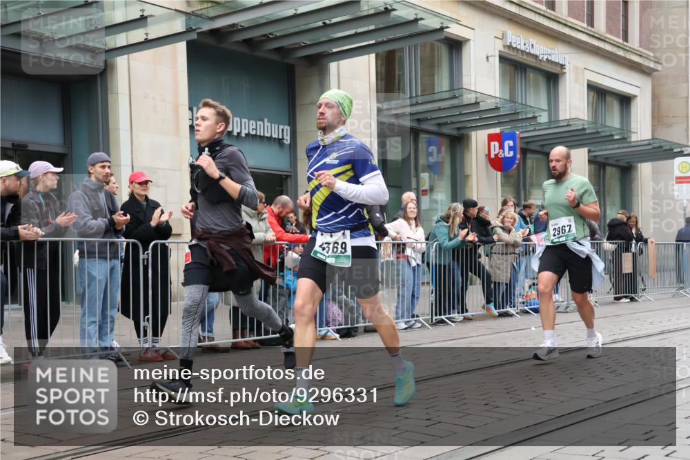 05.10.2025 - 20. swb-Marathon Bremen Strokosch-Dieckow http://msf.ph/oto/9296331 05.10.2025 12:59:19 Ziel 37, 133, 377, 945, 1476, 2967, 4369, 4631, 6385, 7834, 37, 133, 377, 945, 1476, 2967, 4369, 4631, 6385, 7834 meine-sportfotos.de