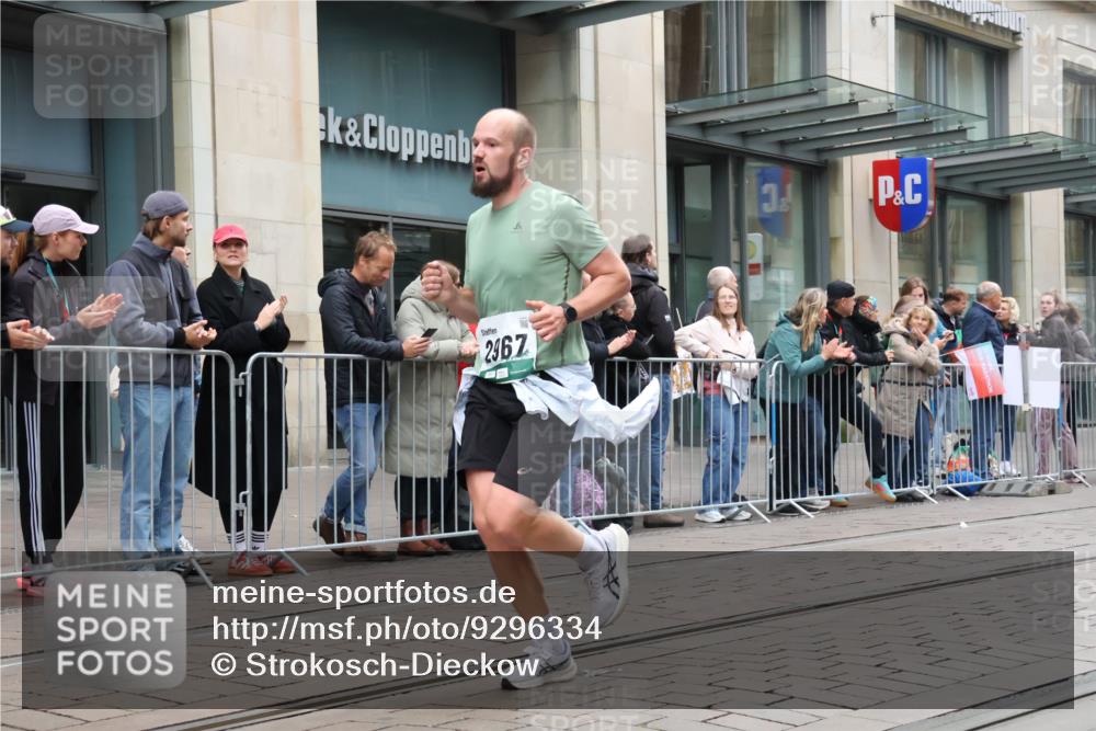 05.10.2025 - 20. swb-Marathon Bremen Strokosch-Dieckow http://msf.ph/oto/9296334 05.10.2025 12:59:20 Ziel 37, 133, 377, 1476, 2967, 4369, 4631, 6385, 37, 133, 377, 1476, 2967, 4369, 4631, 6385 meine-sportfotos.de