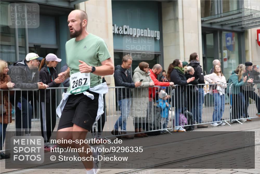 05.10.2025 - 20. swb-Marathon Bremen Strokosch-Dieckow http://msf.ph/oto/9296335 05.10.2025 12:59:21 Ziel 37, 133, 377, 1476, 2967, 4369, 4631, 5287, 5988, 6385, 37, 133, 377, 1476, 2967, 4369, 4631, 5287, 5988, 6385 meine-sportfotos.de