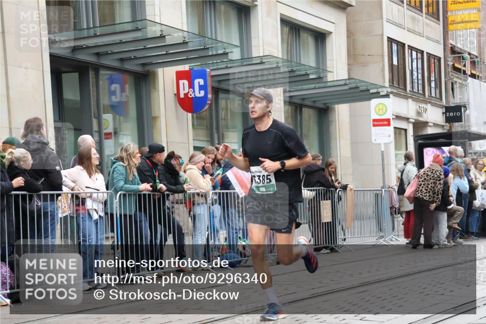 05.10.2025 - 20. swb-Marathon Bremen Strokosch-Dieckow http://msf.ph/oto/9296340 05.10.2025 12:59:23 Ziel 37, 133, 377, 1476, 2967, 4369, 5287, 5988, 6385, 37, 133, 377, 1476, 2967, 4369, 5287, 5988, 6385 meine-sportfotos.de