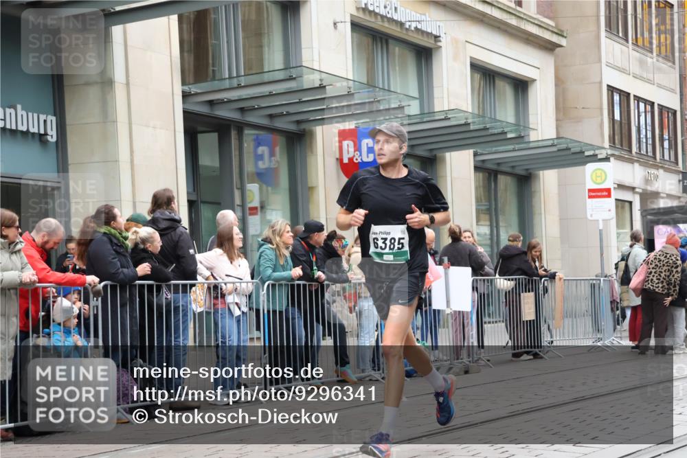 05.10.2025 - 20. swb-Marathon Bremen Strokosch-Dieckow http://msf.ph/oto/9296341 05.10.2025 12:59:23 Ziel 37, 133, 377, 1476, 2967, 4369, 5287, 5988, 6385, 37, 133, 377, 1476, 2967, 4369, 5287, 5988, 6385 meine-sportfotos.de
