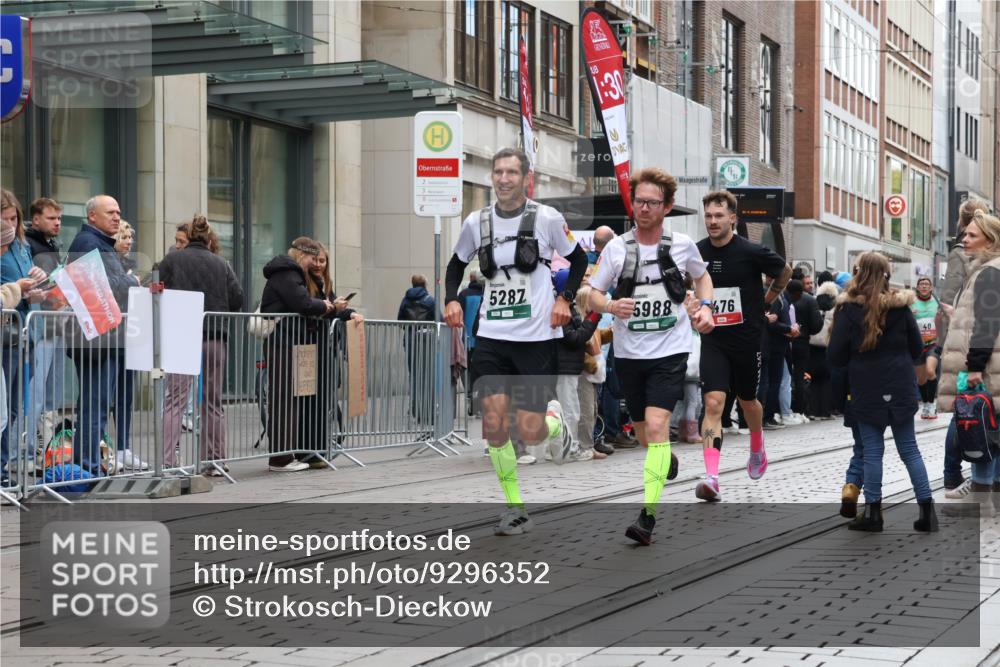 05.10.2025 - 20. swb-Marathon Bremen Strokosch-Dieckow http://msf.ph/oto/9296352 05.10.2025 12:59:36 Ziel 37, 40, 198, 377, 689, 1476, 2186, 5287, 5988, 8351, 37, 40, 198, 377, 689, 1476, 2186, 5287, 5988, 8351 meine-sportfotos.de