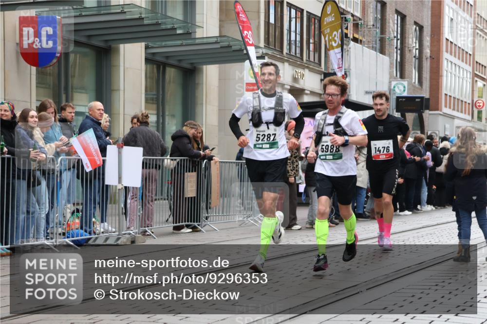 05.10.2025 - 20. swb-Marathon Bremen Strokosch-Dieckow http://msf.ph/oto/9296353 05.10.2025 12:59:36 Ziel 37, 40, 198, 377, 689, 1476, 2186, 5287, 5988, 8351, 37, 40, 198, 377, 689, 1476, 2186, 5287, 5988, 8351 meine-sportfotos.de