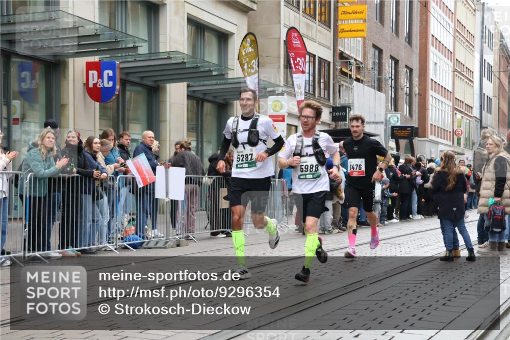 05.10.2025 - 20. swb-Marathon Bremen Strokosch-Dieckow http://msf.ph/oto/9296354 05.10.2025 12:59:37 Ziel 37, 40, 198, 377, 689, 1476, 2186, 4422, 5287, 5988, 6996, 8351, 37, 40, 198, 377, 689, 1476, 2186, 4422, 5287, 5988, 6996, 8351 meine-sportfotos.de