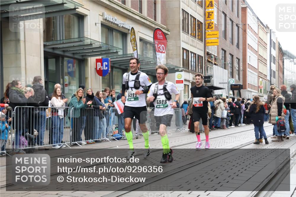 05.10.2025 - 20. swb-Marathon Bremen Strokosch-Dieckow http://msf.ph/oto/9296356 05.10.2025 12:59:37 Ziel 37, 40, 198, 377, 689, 1476, 2186, 4422, 5287, 5988, 6996, 8351, 37, 40, 198, 377, 689, 1476, 2186, 4422, 5287, 5988, 6996, 8351 meine-sportfotos.de