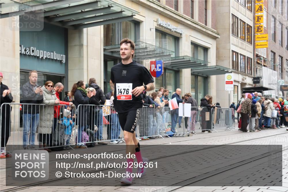 05.10.2025 - 20. swb-Marathon Bremen Strokosch-Dieckow http://msf.ph/oto/9296361 05.10.2025 12:59:39 Ziel 37, 40, 198, 377, 689, 1476, 2186, 4422, 5287, 5988, 6996, 8030, 8351, 37, 40, 198, 377, 689, 1476, 2186, 4422, 5287, 5988, 6996, 8030, 8351 meine-sportfotos.de