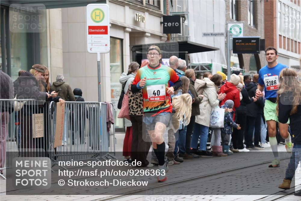 05.10.2025 - 20. swb-Marathon Bremen Strokosch-Dieckow http://msf.ph/oto/9296363 05.10.2025 12:59:41 Ziel 37, 40, 198, 377, 689, 1476, 1812, 2186, 4422, 5287, 5988, 6996, 8030, 8351, 37, 40, 198, 377, 689, 1476, 1812, 2186, 4422, 5287, 5988, 6996, 8030, 8351 meine-sportfotos.de