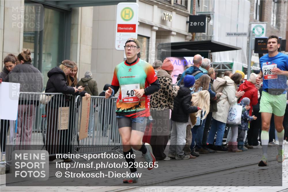05.10.2025 - 20. swb-Marathon Bremen Strokosch-Dieckow http://msf.ph/oto/9296365 05.10.2025 12:59:42 Ziel 37, 40, 198, 689, 1476, 1812, 2186, 4422, 5287, 5988, 6996, 8030, 8351, 37, 40, 198, 689, 1476, 1812, 2186, 4422, 5287, 5988, 6996, 8030, 8351 meine-sportfotos.de