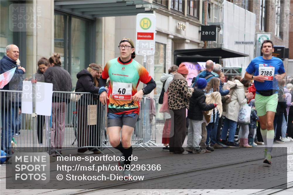 05.10.2025 - 20. swb-Marathon Bremen Strokosch-Dieckow http://msf.ph/oto/9296366 05.10.2025 12:59:42 Ziel 37, 40, 198, 689, 1476, 1812, 2186, 4422, 5287, 5988, 6996, 8030, 8351, 37, 40, 198, 689, 1476, 1812, 2186, 4422, 5287, 5988, 6996, 8030, 8351 meine-sportfotos.de