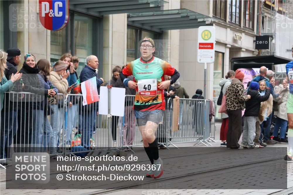 05.10.2025 - 20. swb-Marathon Bremen Strokosch-Dieckow http://msf.ph/oto/9296367 05.10.2025 12:59:42 Ziel 37, 40, 198, 689, 1476, 1812, 2186, 4422, 5287, 5988, 6996, 8030, 8351, 37, 40, 198, 689, 1476, 1812, 2186, 4422, 5287, 5988, 6996, 8030, 8351 meine-sportfotos.de