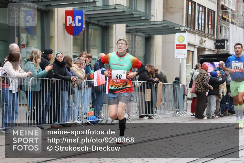 05.10.2025 - 20. swb-Marathon Bremen Strokosch-Dieckow http://msf.ph/oto/9296368 05.10.2025 12:59:43 Ziel 37, 40, 198, 689, 1476, 1812, 2064, 2186, 4422, 5287, 5988, 6996, 8030, 8351, 37, 40, 198, 689, 1476, 1812, 2064, 2186, 4422, 5287, 5988, 6996, 8030, 8351 meine-sportfotos.de