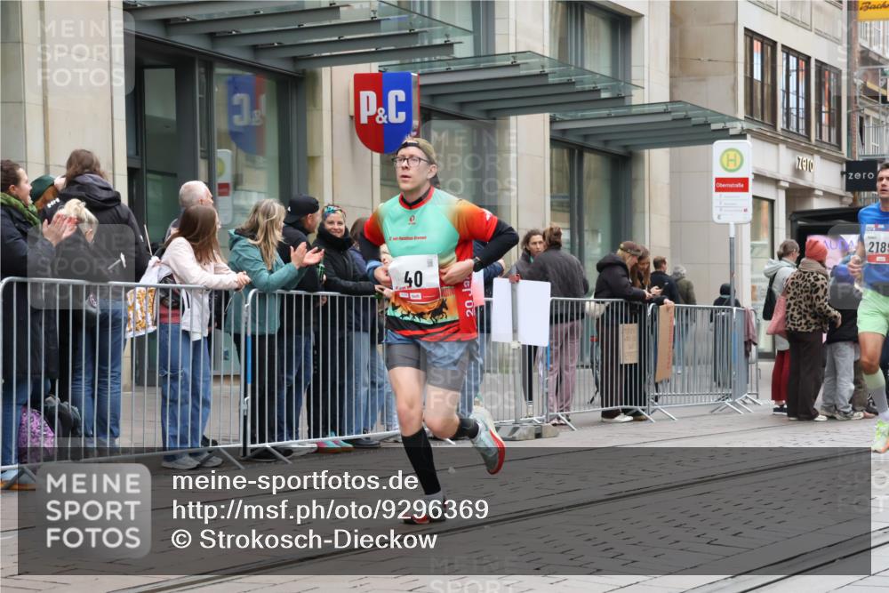 05.10.2025 - 20. swb-Marathon Bremen Strokosch-Dieckow http://msf.ph/oto/9296369 05.10.2025 12:59:43 Ziel 37, 40, 198, 689, 1476, 1812, 2064, 2186, 4422, 5287, 5988, 6996, 8030, 8351, 37, 40, 198, 689, 1476, 1812, 2064, 2186, 4422, 5287, 5988, 6996, 8030, 8351 meine-sportfotos.de