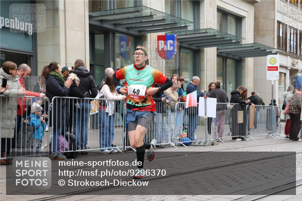 05.10.2025 - 20. swb-Marathon Bremen Strokosch-Dieckow http://msf.ph/oto/9296370 05.10.2025 12:59:43 Ziel 37, 40, 198, 689, 1476, 1812, 2064, 2186, 4422, 5287, 5988, 6996, 8030, 8351, 37, 40, 198, 689, 1476, 1812, 2064, 2186, 4422, 5287, 5988, 6996, 8030, 8351 meine-sportfotos.de