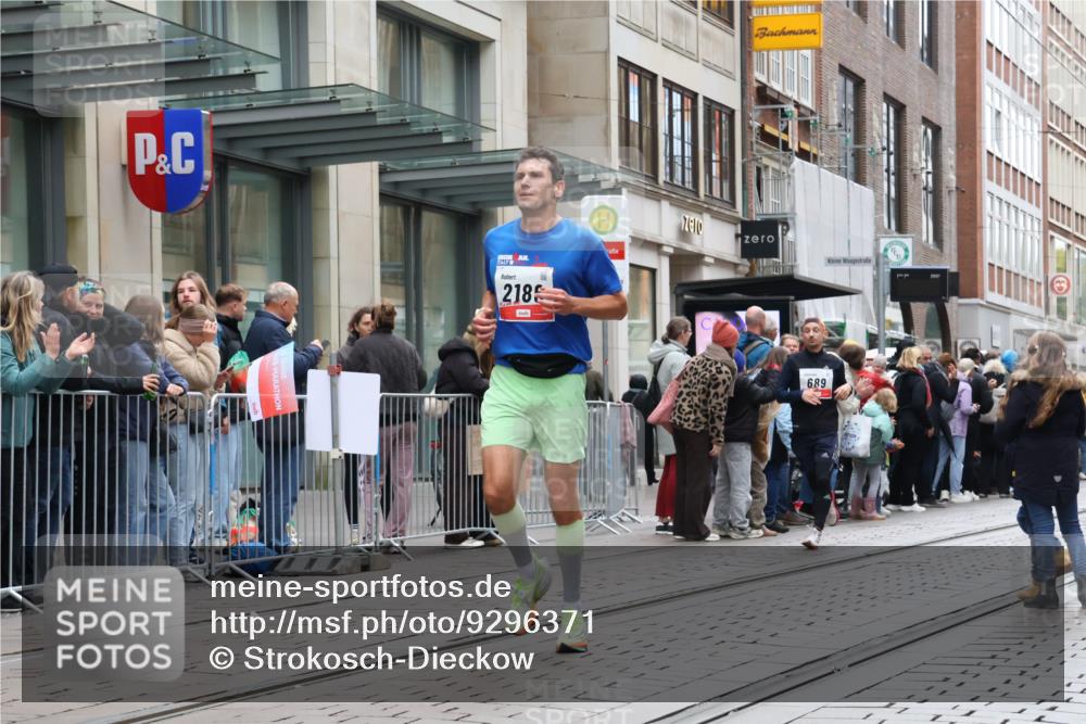 05.10.2025 - 20. swb-Marathon Bremen Strokosch-Dieckow http://msf.ph/oto/9296371 05.10.2025 12:59:44 Ziel 40, 198, 689, 1476, 1812, 2064, 2186, 4422, 5287, 5988, 6996, 8030, 8351, 40, 198, 689, 1476, 1812, 2064, 2186, 4422, 5287, 5988, 6996, 8030, 8351 meine-sportfotos.de