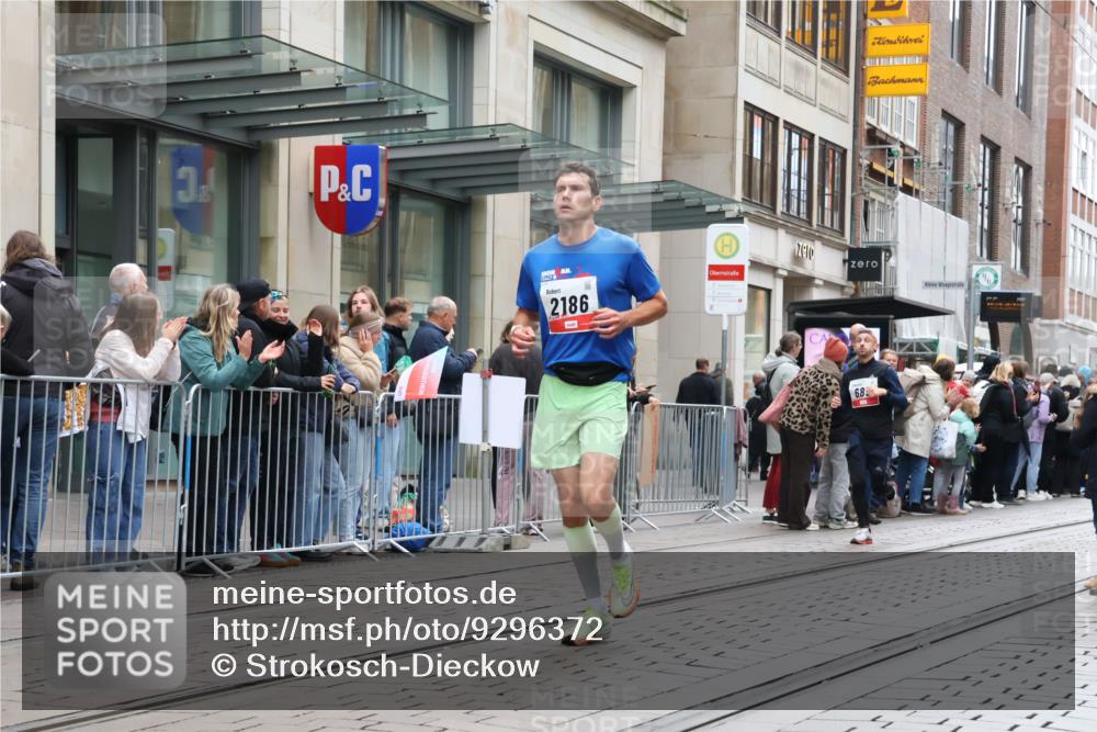 05.10.2025 - 20. swb-Marathon Bremen Strokosch-Dieckow http://msf.ph/oto/9296372 05.10.2025 12:59:45 Ziel 40, 198, 689, 826, 1812, 2064, 2186, 4422, 5287, 5988, 6996, 8030, 8351, 40, 198, 689, 826, 1812, 2064, 2186, 4422, 5287, 5988, 6996, 8030, 8351 meine-sportfotos.de