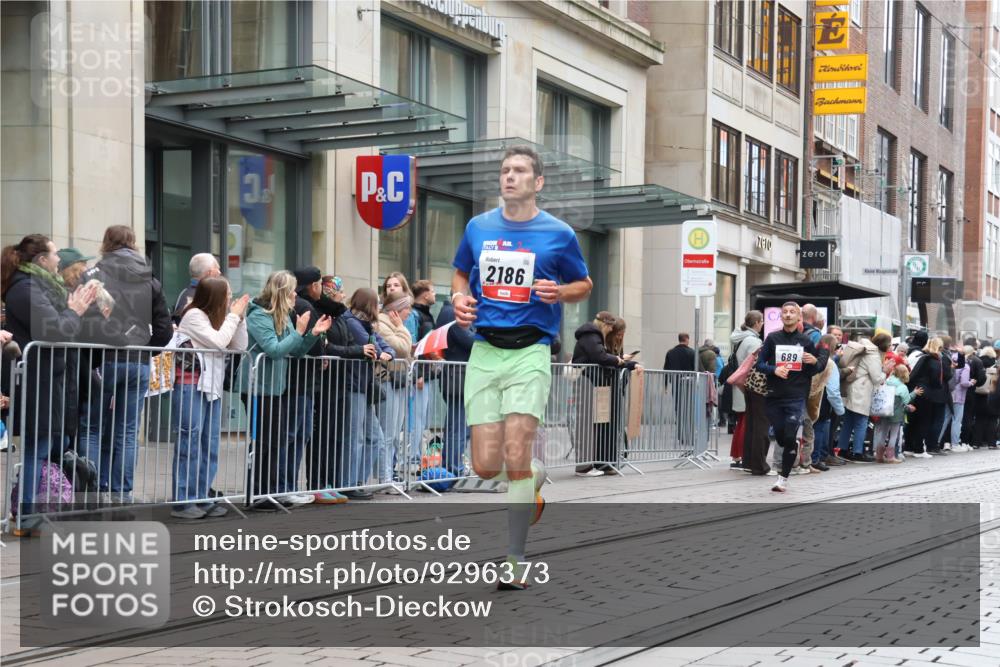05.10.2025 - 20. swb-Marathon Bremen Strokosch-Dieckow http://msf.ph/oto/9296373 05.10.2025 12:59:45 Ziel 40, 198, 689, 826, 1812, 2064, 2186, 4422, 5287, 5988, 6996, 8030, 8351, 40, 198, 689, 826, 1812, 2064, 2186, 4422, 5287, 5988, 6996, 8030, 8351 meine-sportfotos.de
