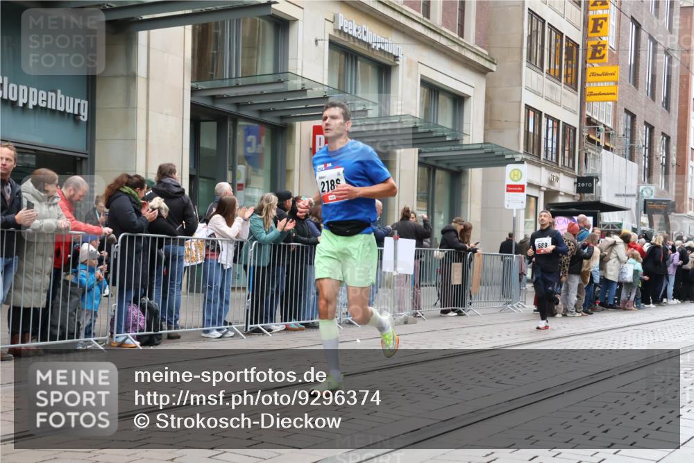05.10.2025 - 20. swb-Marathon Bremen Strokosch-Dieckow http://msf.ph/oto/9296374 05.10.2025 12:59:45 Ziel 40, 198, 689, 826, 1812, 2064, 2186, 4422, 5287, 5988, 6996, 8030, 8351, 40, 198, 689, 826, 1812, 2064, 2186, 4422, 5287, 5988, 6996, 8030, 8351 meine-sportfotos.de