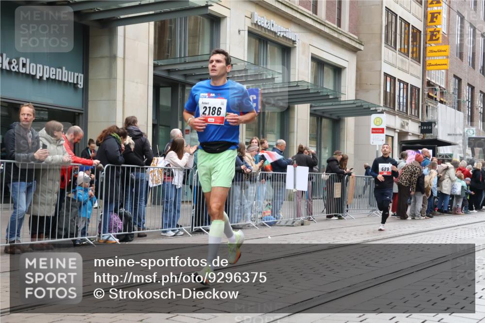 05.10.2025 - 20. swb-Marathon Bremen Strokosch-Dieckow http://msf.ph/oto/9296375 05.10.2025 12:59:45 Ziel 40, 198, 689, 826, 1812, 2064, 2186, 4422, 5287, 5988, 6996, 8030, 8351, 40, 198, 689, 826, 1812, 2064, 2186, 4422, 5287, 5988, 6996, 8030, 8351 meine-sportfotos.de