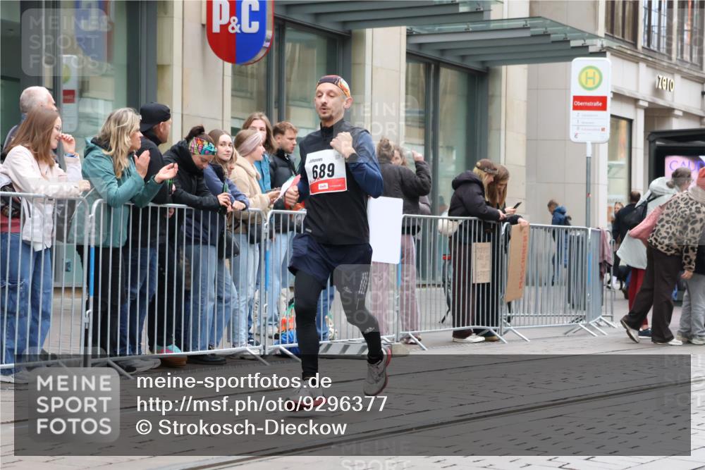 05.10.2025 - 20. swb-Marathon Bremen Strokosch-Dieckow http://msf.ph/oto/9296377 05.10.2025 12:59:47 Ziel 40, 198, 241, 689, 826, 1812, 2064, 2169, 2186, 4422, 6996, 7498, 8030, 8351, 40, 198, 241, 689, 826, 1812, 2064, 2169, 2186, 4422, 6996, 7498, 8030, 8351 meine-sportfotos.de