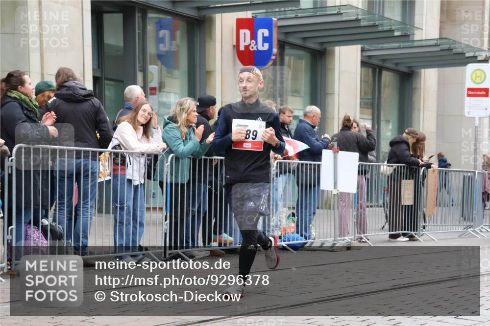 05.10.2025 - 20. swb-Marathon Bremen Strokosch-Dieckow http://msf.ph/oto/9296378 05.10.2025 12:59:47 Ziel 40, 198, 241, 689, 826, 1812, 2064, 2169, 2186, 4422, 6996, 7498, 8030, 8351, 40, 198, 241, 689, 826, 1812, 2064, 2169, 2186, 4422, 6996, 7498, 8030, 8351 meine-sportfotos.de