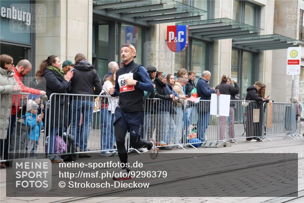 05.10.2025 - 20. swb-Marathon Bremen Strokosch-Dieckow http://msf.ph/oto/9296379 05.10.2025 12:59:47 Ziel 40, 198, 241, 689, 826, 1812, 2064, 2169, 2186, 4422, 6996, 7498, 8030, 8351, 40, 198, 241, 689, 826, 1812, 2064, 2169, 2186, 4422, 6996, 7498, 8030, 8351 meine-sportfotos.de