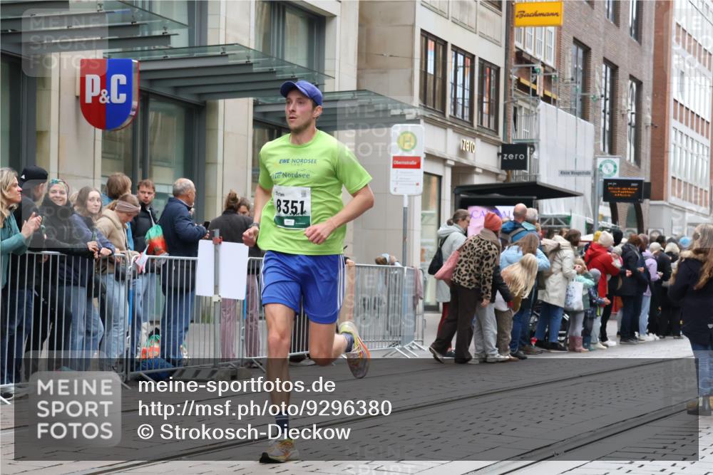 05.10.2025 - 20. swb-Marathon Bremen Strokosch-Dieckow http://msf.ph/oto/9296380 05.10.2025 12:59:48 Ziel 40, 198, 241, 689, 826, 1615, 1812, 2064, 2169, 2186, 4422, 6996, 7498, 8030, 8351, 40, 198, 241, 689, 826, 1615, 1812, 2064, 2169, 2186, 4422, 6996, 7498, 8030, 8351 meine-sportfotos.de