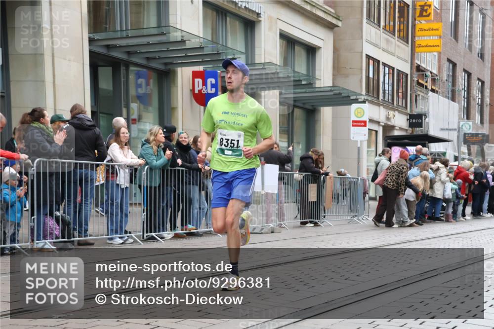 05.10.2025 - 20. swb-Marathon Bremen Strokosch-Dieckow http://msf.ph/oto/9296381 05.10.2025 12:59:49 Ziel 40, 198, 241, 689, 826, 1615, 1812, 2064, 2118, 2169, 2186, 4422, 6996, 7498, 8030, 8351, 40, 198, 241, 689, 826, 1615, 1812, 2064, 2118, 2169, 2186, 4422, 6996, 7498, 8030, 8351 meine-sportfotos.de