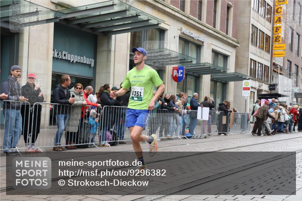 05.10.2025 - 20. swb-Marathon Bremen Strokosch-Dieckow http://msf.ph/oto/9296382 05.10.2025 12:59:49 Ziel 40, 198, 241, 689, 826, 1615, 1812, 2064, 2118, 2169, 2186, 4422, 6996, 7498, 8030, 8351, 40, 198, 241, 689, 826, 1615, 1812, 2064, 2118, 2169, 2186, 4422, 6996, 7498, 8030, 8351 meine-sportfotos.de