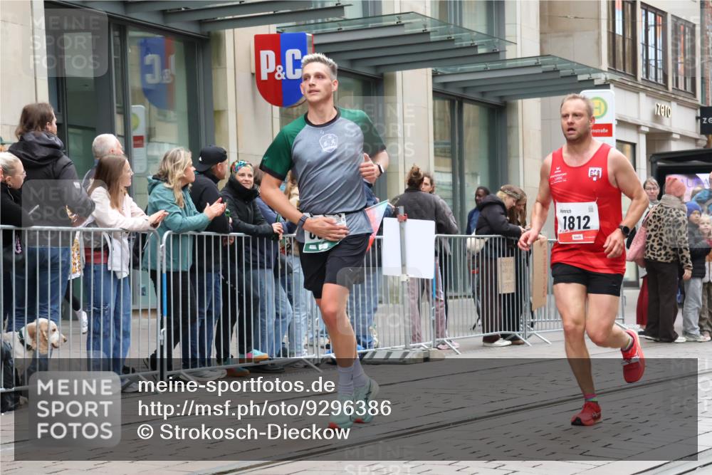05.10.2025 - 20. swb-Marathon Bremen Strokosch-Dieckow http://msf.ph/oto/9296386 05.10.2025 12:59:57 Ziel 198, 241, 689, 826, 1615, 1812, 2064, 2118, 2169, 2186, 4422, 6633, 6996, 7498, 7949, 8030, 198, 241, 689, 826, 1615, 1812, 2064, 2118, 2169, 2186, 4422, 6633, 6996, 7498, 7949, 8030 meine-sportfotos.de